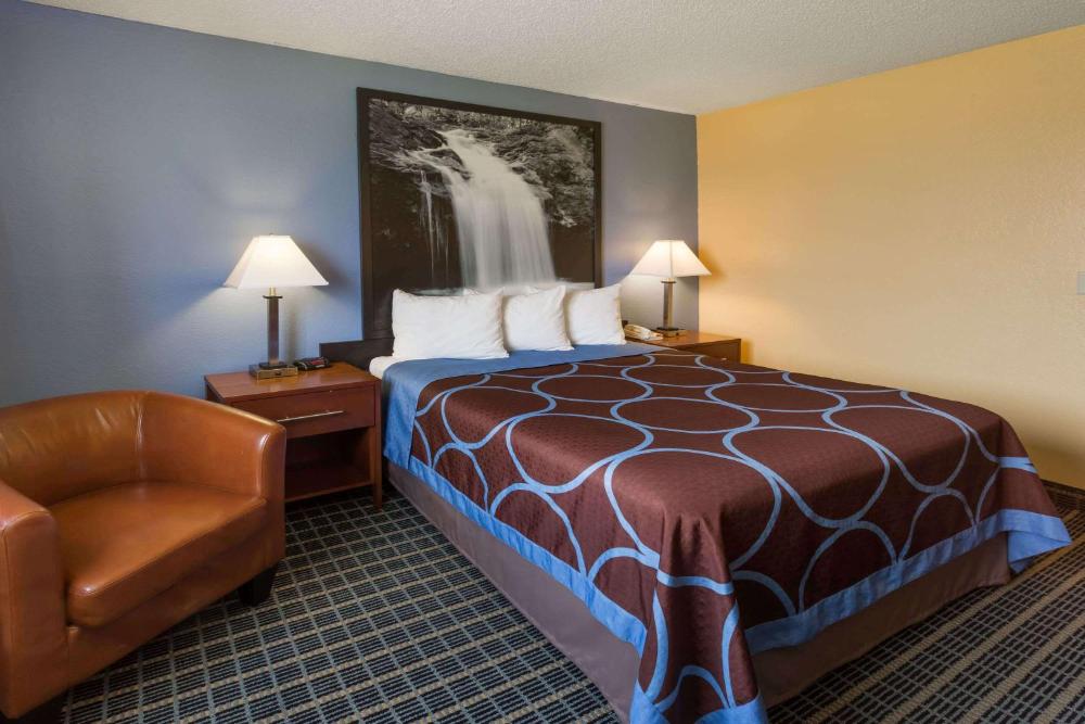Queen Room - Mobility Access/Non-Smoking interior